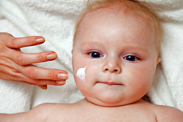کوچولوهای دوست داشتنی خود را ماساژ دهید +مراقبت از پوست نوزاد
