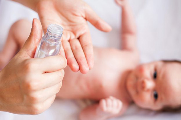کوچولوهای دوست داشتنی خود را ماساژ دهید +مراقبت از پوست نوزاد