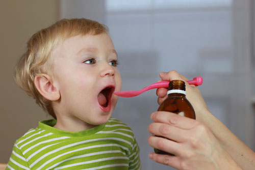 چگونه کودک را وادار به خوردن دارو بکنیم .