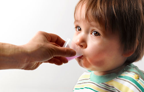 چگونه کودک را وادار به خوردن دارو بکنیم .
